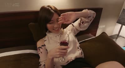 STARS-093如果能和AV引退後的市川雅美相遇再公司內偷偷談戀愛的話