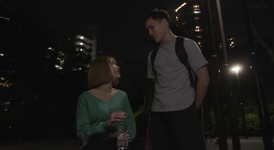 DLDSS-391 某有名ハンバーガー店で働き始めた巨乳人妻と、チャラいヤリチン大學生バイト君の歳の差セクハラ不倫映像が流出してます。 入田真綾