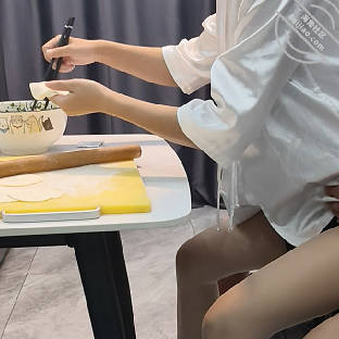 媽媽一邊包餃子一邊坐我的雞巴上扭動身體